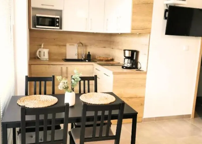 Nyaraló Okej Leba - *